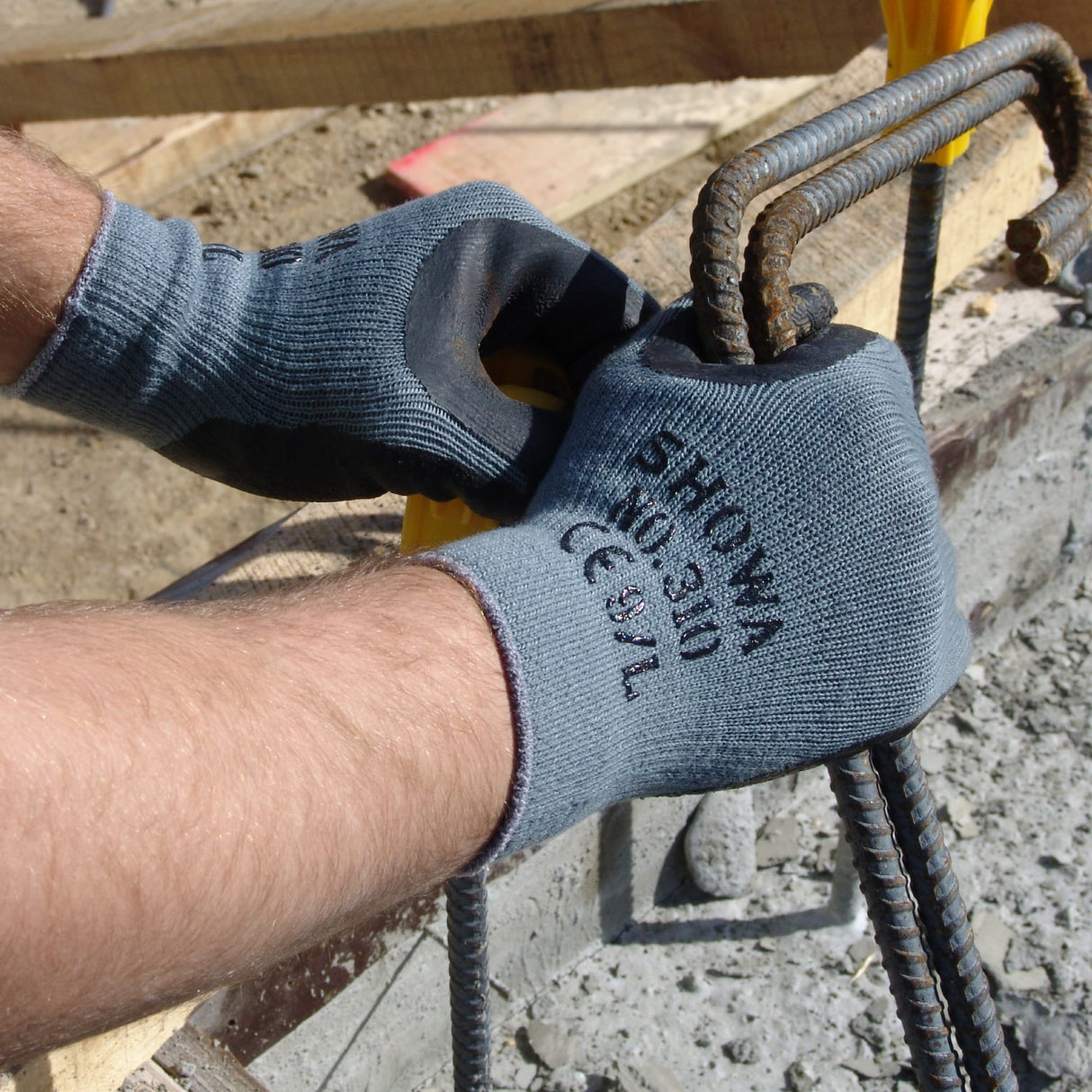 SHOWA 310 Builders Safety Work Gloves with Textured Grip in Black